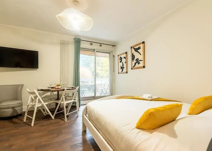 Proche Champs Elysees Paris